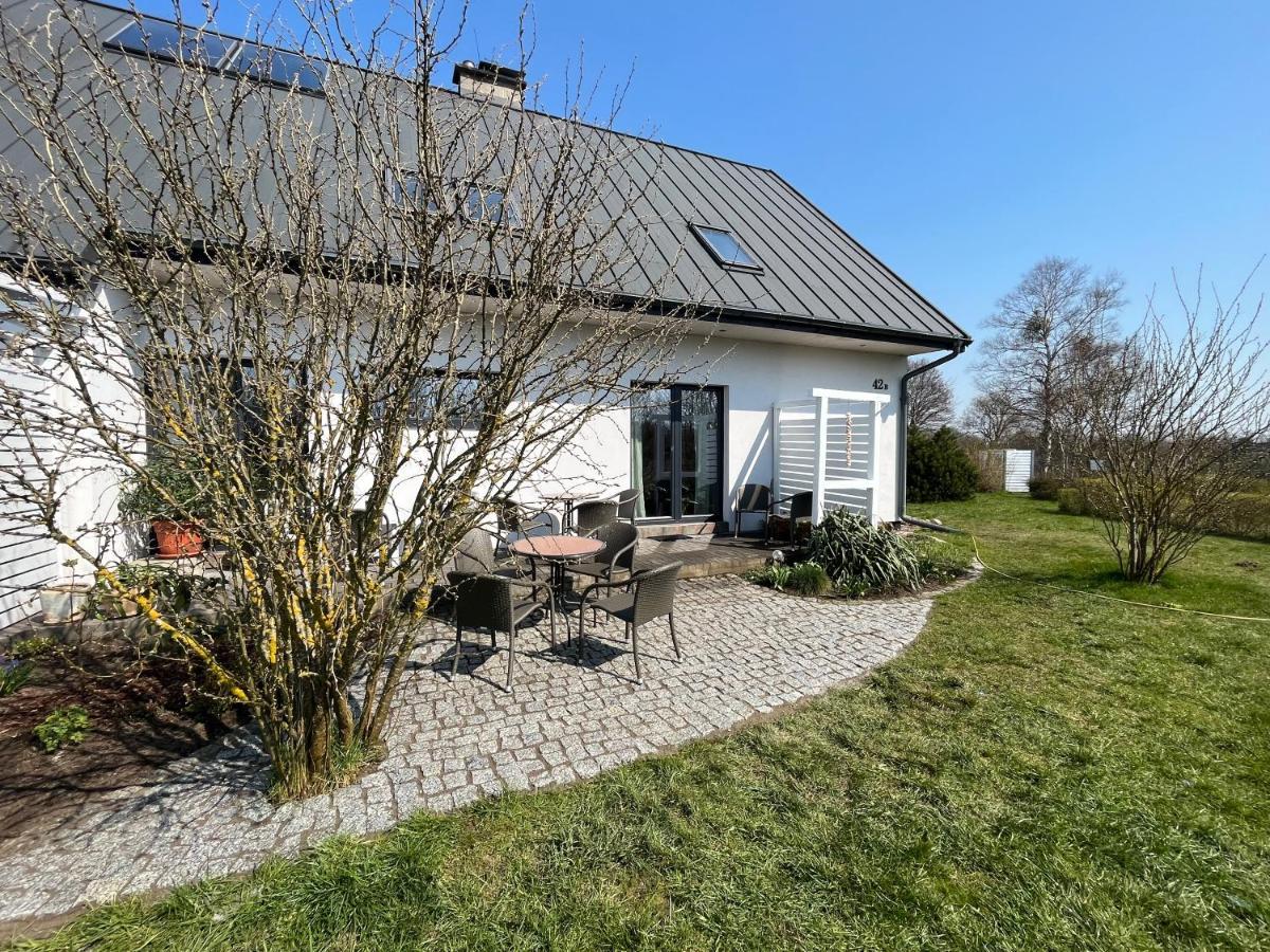 Dom W Trawach Apartment Smoldziński Las Bagian luar foto